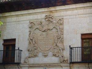 Escudo que preside la fachada del palacio de los.