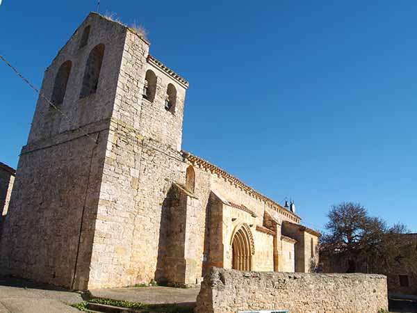 Iglesia de San Martín Obispo, con la espadaña y el campanario en primer plano.