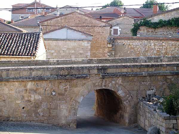 Arco de medio punto bajo el muro que divide el pueblo en dos barrios.