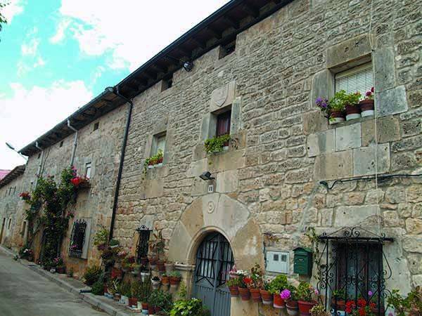 En el entramado urbano de la localidad hay sólidas construcciones de piedra.