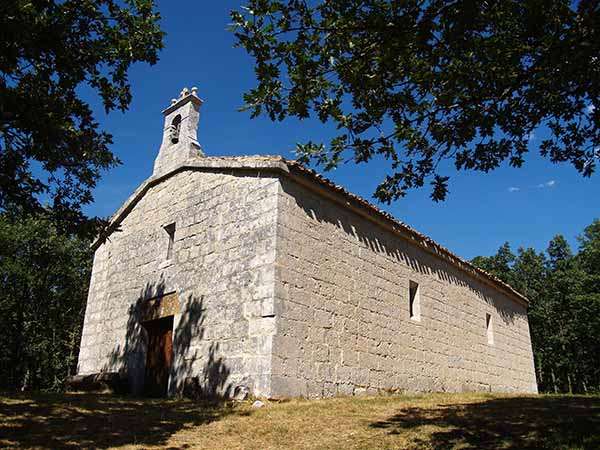 Ermita de Nuestra Señora del Robledillo, ubicada en un bello paraje natural.