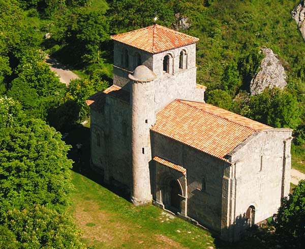 La ermita de Nuestra Señora del Valle es una de las mejores muestras del románico burgalés.