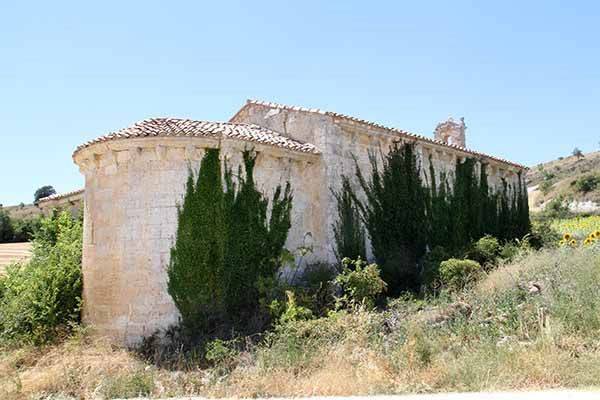 Ermita de Santa María, con el ábside en primer término.