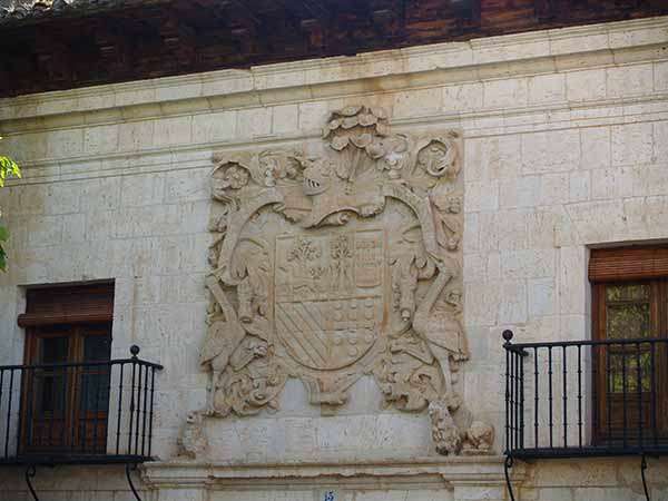 Escudo que preside la fachada del palacio barroco de los Fernández-Zorrilla.