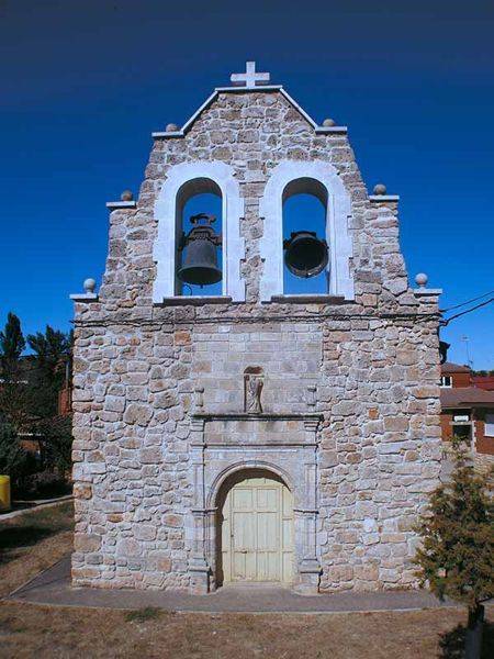 Espadaña piramidal truncada de la iglesia de Santa Eulalia.