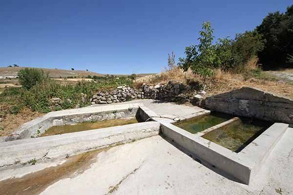 Fuente de piedra, lavaderos y abrevaderos.