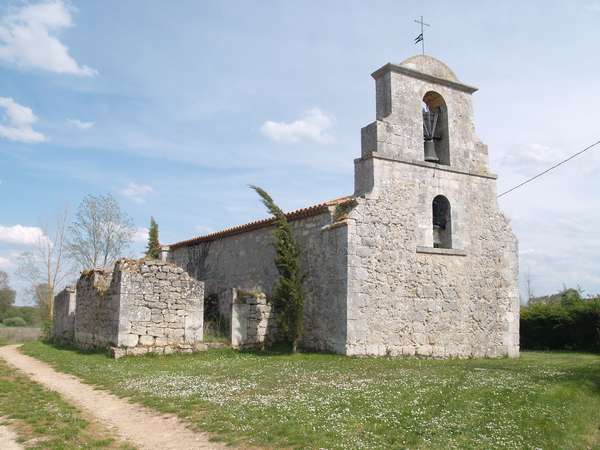 La iglesia de la Natividad de Nuestra Señora tiene elementos de estilo románico popular.
