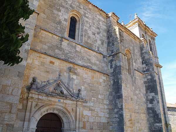 Imagen parcial de la iglesia de Ros, con la portada rematada por un frontón triangular.