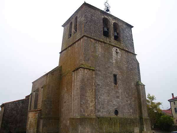 Iglesia de San Esteban Protomártir, con su torre campanario rematada en chapitel.