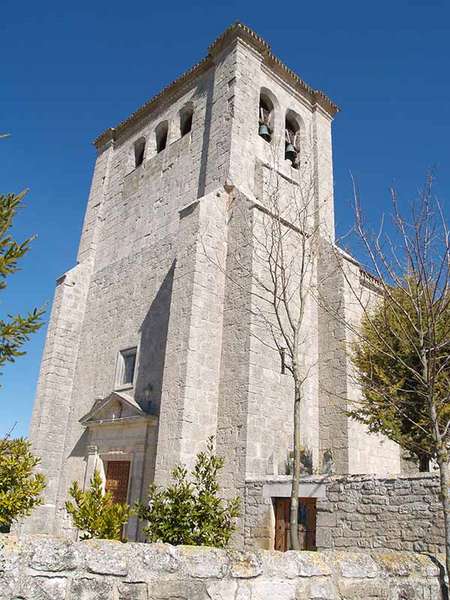 Iglesia de San Juan Bautista, con la torre rectangular en primer término.