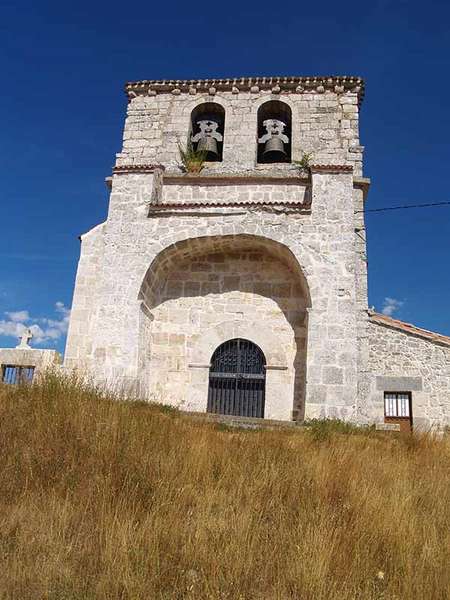 Imagen de la torre y el pórtico de la iglesia de San Justo y Pastor.