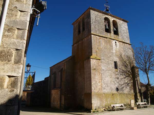 Exterior de la iglesia de San Lorenzo, con la torre en primer término.