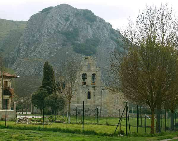 Vista frontal de la iglesia de San Martín, en la que destaca la espadaña.