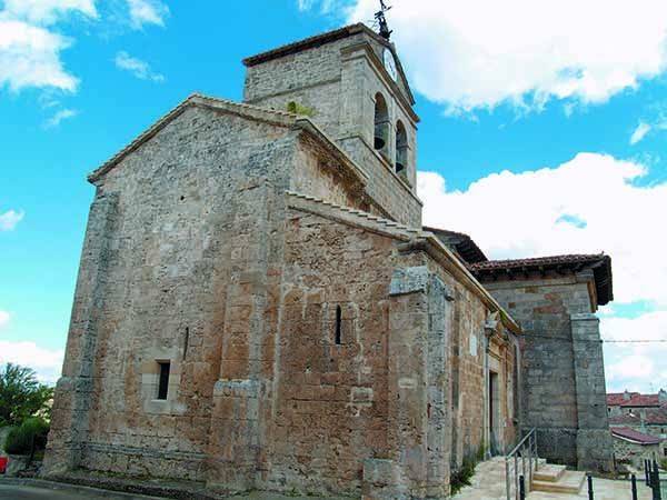 La iglesia de San Miguel Arcángel, de origen románico, tiene elementos góticos y barrocos.