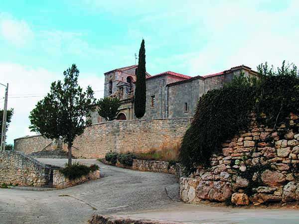 La iglesia de San Pedro Apóstol preside desde lo alto el caserío de la localidad.