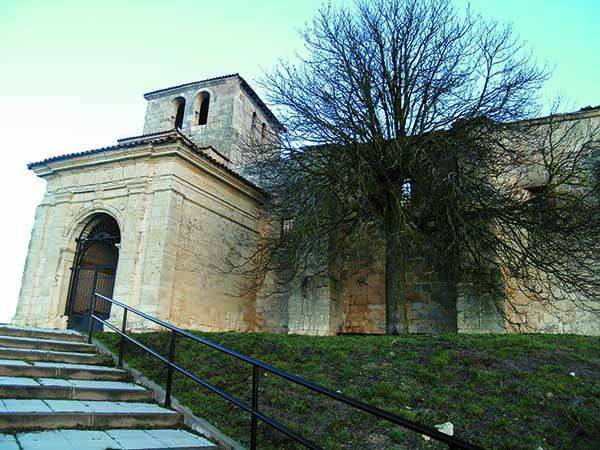 Iglesia de San Saturnino, con antepórtico renacentista.