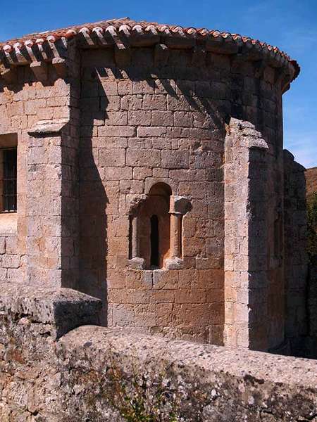 Vista del ábside románico de la iglesia de San Vicente Mártir.