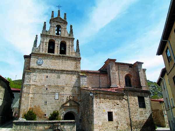 La iglesia de Santa María Magdalena es de estilo gótico, con elementos barrocos y neoclásicos.