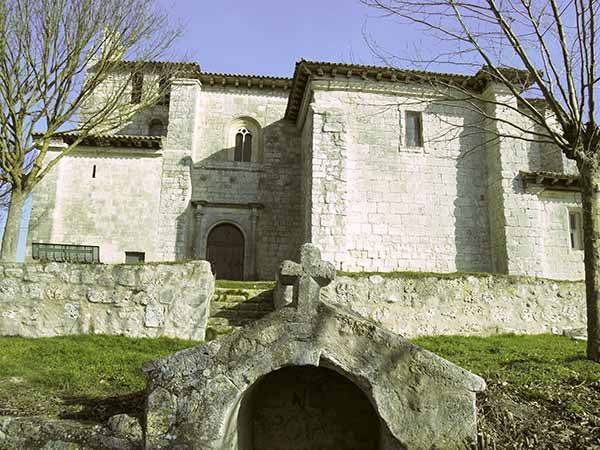 Iglesia de Santa María y fuente románica.