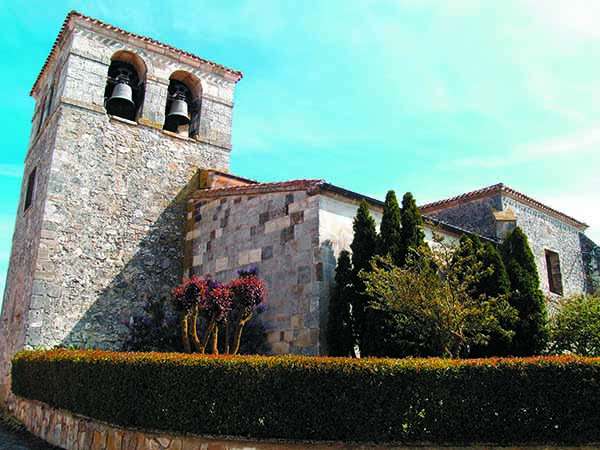 La iglesia de Santiago Apóstol -de origen románico-, vista desde un lateral.