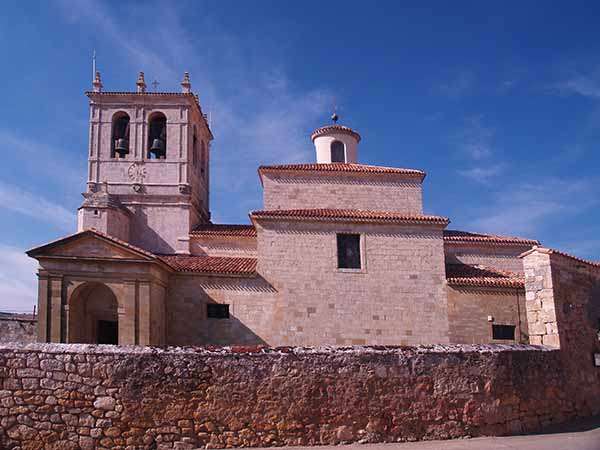 Iglesia neoclásica de San Juan Bautista, tras el atrio que la protege.