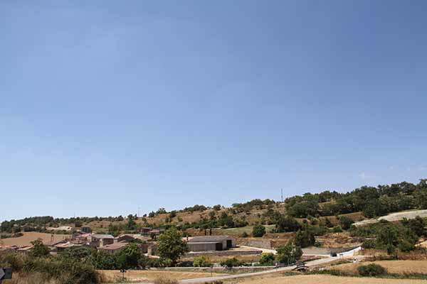 La masa arbórea se extiende desde la misma ladera de Marmellar de Arriba.