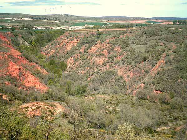 Las Torcas del Homino, con Hontomín al fondo.