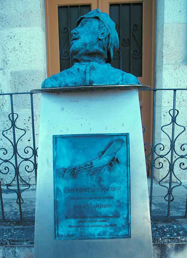 Monumento en recuerdo a la hazaña de Jules Vedrines.