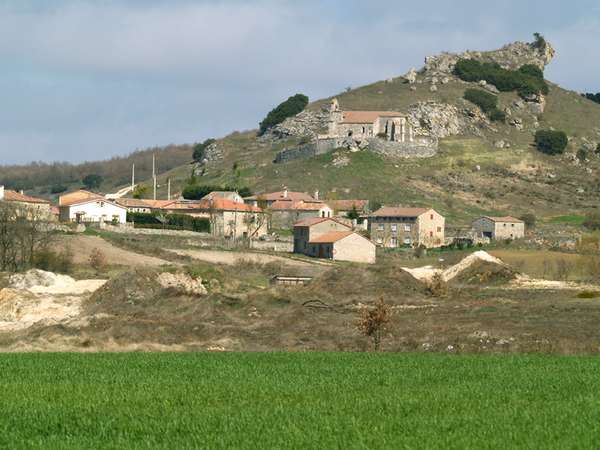 Panorámica de la localidad, con la iglesia en lo alto del castro.