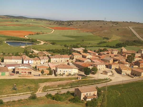 Panorámica aérea de Cernégula, con la laguna y el páramo al fondo.