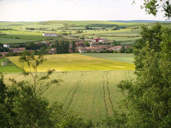 Panorámica de la localidad, dentro del valle formado por el arroyo Hurones.