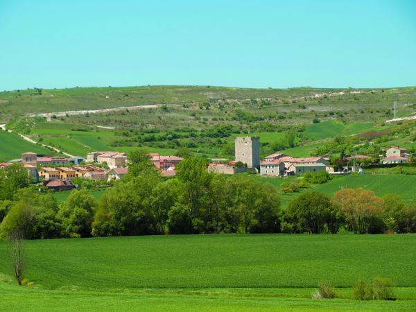 Vista panorámica del pueblo, situado dentro del Valle del Úrbel.