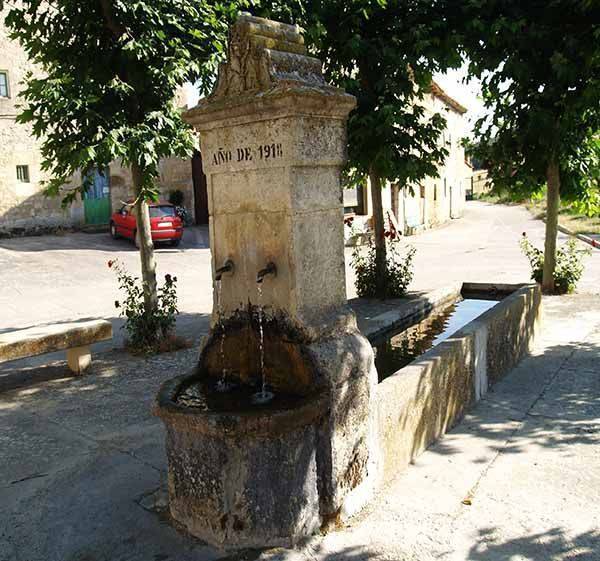 Detalle de la plaza, con la fuente en primer término.