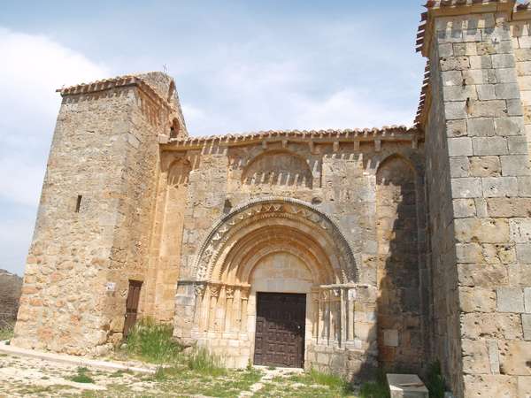 Elegante portada y espadaña de la iglesia románica de Santa Leocadia.