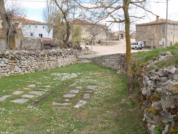 Restos de la antigua bolera, con losas de piedra.