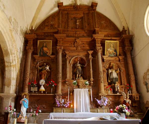 Retablo mayor de la iglesia de San Mamés, en madera sin policromar.