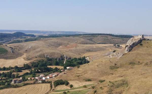 Panorámica de Ermita y Castillo de Monasterio de Rodilla<br> Fuente: es.wikiloc.com