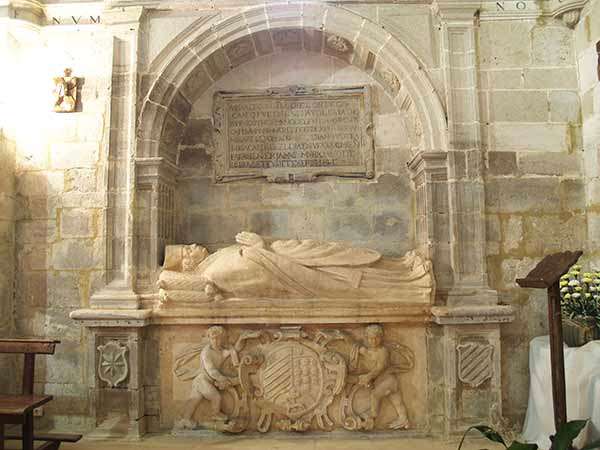 Uno de los magníficos sepulcros que se encuentran en la iglesia de San Martín de Tours.