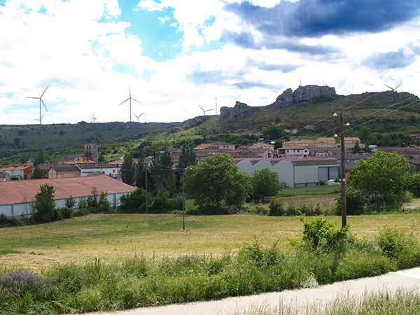 Vista de Montorio, bajo el macizo rocoso que preside el entramado urbano.